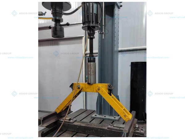 Complete assembly fatigue test setup for a turnout slide baseplate