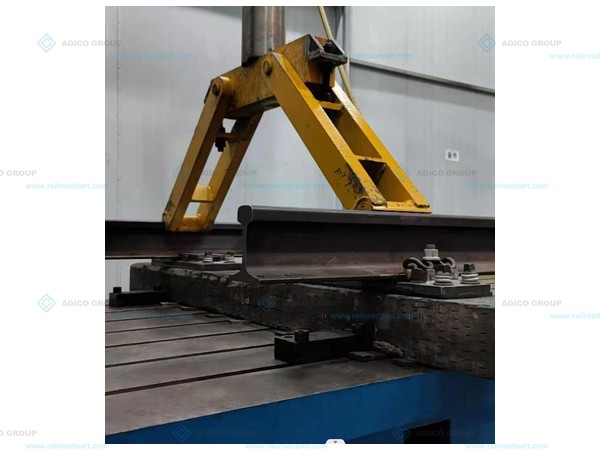Loading fixture used during turnout slide-baseplate assembly fatigue testing
