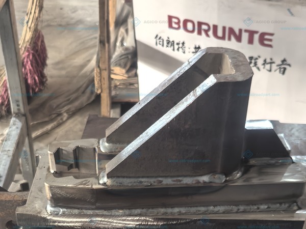 Welded rail-support variant with a separate brace mounted on a plate